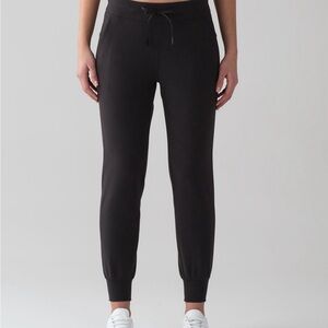Lululemon On Track Jogger
Black size 6